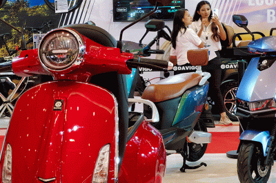 Pengunjung saat melihat pameran kendaraan listrik Indonesia Electric Motor Show (IEMS) 2022 di Jakarta, Rabu (28/9/2022).