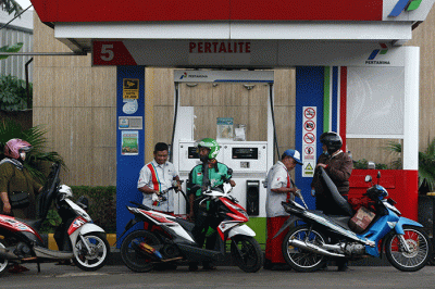Pengendara Antre untuk mengisi Bahan Bakar Minyak (BBM) di Stasiun Pengisian Bahan Bakar Umum (SPBU) kawasan Depok, Kamis (29/9/2022).