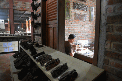Aktivitas perajin di Sanggar Batik Semarang 16 Jalan Sumberejo, Kelurahan Meteseh, Kecamatan Tembalang, Kota Semarang, Jawa Tengah, Jumat (30/9/2022).