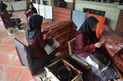 Aktivitas perajin di Sanggar Batik Semarang 16 Jalan Sumberejo, Kelurahan Meteseh, Kecamatan Tembalang, Kota Semarang, Jawa Tengah, Jumat (30/9/2022).