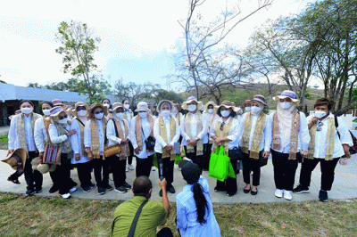 Ibu Negara Iriana Joko Widodo dan anggota Organisasi Aksi Solidaritas Era Kabinet Indonesia Maju (OASE KIM) melakukan kegiatan penanaman pohon kesambi.