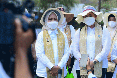 Ibu Negara Iriana Joko Widodo dan anggota Organisasi Aksi Solidaritas Era Kabinet Indonesia Maju (OASE KIM) melakukan kegiatan penanaman pohon kesambi.
