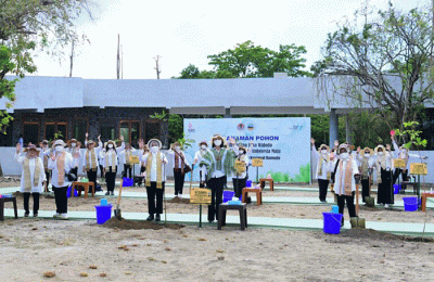 Ibu Negara Iriana Joko Widodo dan anggota Organisasi Aksi Solidaritas Era Kabinet Indonesia Maju (OASE KIM) melakukan kegiatan penanaman pohon kesambi.
