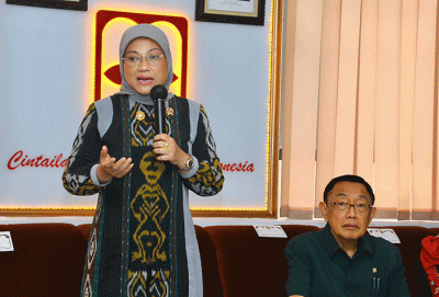 Menaker Ida Fauziyah meninjau penyaluran BSU di Provinsi Jawa Timur, Jumat (30/9/2022).