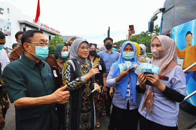 Menaker Ida Fauziyah meninjau penyaluran BSU di Provinsi Jawa Timur, Jumat (30/9/2022).