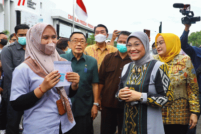 Menaker Ida Fauziyah meninjau penyaluran BSU di Provinsi Jawa Timur, Jumat (30/9/2022).