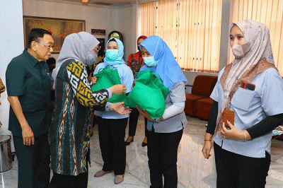 Menaker Ida Fauziyah meninjau penyaluran BSU di Provinsi Jawa Timur, Jumat (30/9/2022).