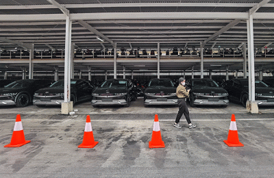 Sekretaris Jenderal DPR RI Indra Iskandar saat melakukan pengecekan mobil listrik merek 'Hyundai Ionic 5' di halaman Komplek DPR RI, Jakarta, Jumat (30/9/2022).