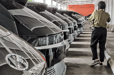 Sekretaris Jenderal DPR RI Indra Iskandar saat melakukan pengecekan mobil listrik merek 'Hyundai Ionic 5' di halaman Komplek DPR RI, Jakarta, Jumat (30/9/2022).