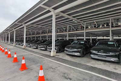 Sekretaris Jenderal DPR RI Indra Iskandar saat melakukan pengecekan mobil listrik merek 'Hyundai Ionic 5' di halaman Komplek DPR RI, Jakarta, Jumat (30/9/2022).