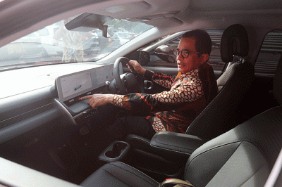 Sekretaris Jenderal DPR RI Indra Iskandar saat melakukan pengecekan mobil listrik merek 'Hyundai Ionic 5' di halaman Komplek DPR RI, Jakarta, Jumat (30/9/2022).