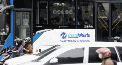 Transjakarta melintas di kawasan Bundaran HI, Jakarta Pusat, Kamis (29/9/2022).