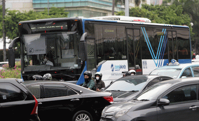 Transjakarta melintas di kawasan Bundaran HI, Jakarta Pusat, Kamis (29/9/2022).