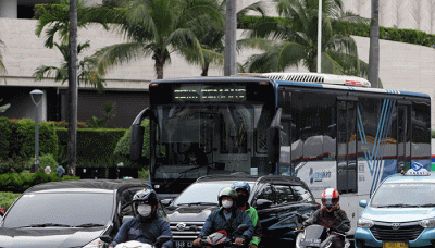 Transjakarta melintas di kawasan Bundaran HI, Jakarta Pusat, Kamis (29/9/2022).