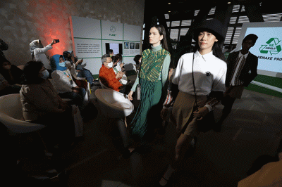 Model memeragakan busana terbaru dari UNIQLO yang dihasilkan dari proses daur ulang dengan teknik recycle dan upcycle di Jakarta, Kamis (29/9/2022).
