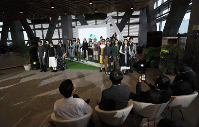 Model memeragakan busana terbaru dari UNIQLO yang dihasilkan dari proses daur ulang dengan teknik recycle dan upcycle di Jakarta, Kamis (29/9/2022).
