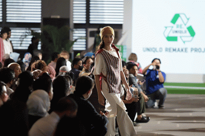 Model memeragakan busana terbaru dari UNIQLO yang dihasilkan dari proses daur ulang dengan teknik recycle dan upcycle di Jakarta, Kamis (29/9/2022).