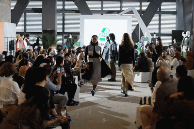 Model memeragakan busana terbaru dari UNIQLO yang dihasilkan dari proses daur ulang dengan teknik recycle dan upcycle di Jakarta, Kamis (29/9/2022).