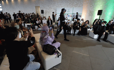 Model memeragakan busana terbaru dari UNIQLO yang dihasilkan dari proses daur ulang dengan teknik recycle dan upcycle di Jakarta, Kamis (29/9/2022).
