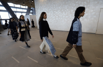 Model memeragakan busana terbaru dari UNIQLO yang dihasilkan dari proses daur ulang dengan teknik recycle dan upcycle di Jakarta, Kamis (29/9/2022).