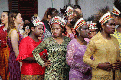 Sejumlah model dari berbagai kalangan meramaikan Gelaran Fashion Akbar 1.000 Busana Batik dalam event Batik Specta Nusantara.