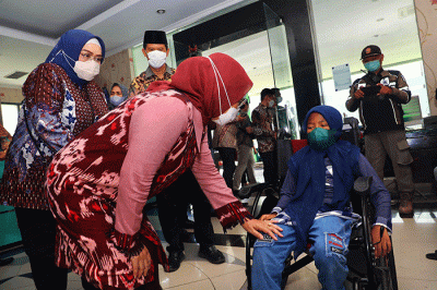 Menaker Ida Fauziyah kembali secara simbolis memberikan BSU kepada pekerja kesehatan.