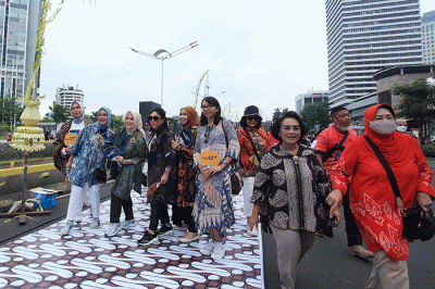 Peragaan busana Mandiri Hari Batik 2022 di kawasan Car Free Day (CFD) Jalan Jenderal Sudirman, Jakarta, Minggu (2/10/2022).