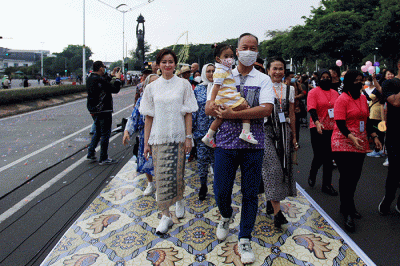 Peragaan busana Mandiri Hari Batik 2022 di kawasan Car Free Day (CFD) Jalan Jenderal Sudirman, Jakarta, Minggu (2/10/2022).