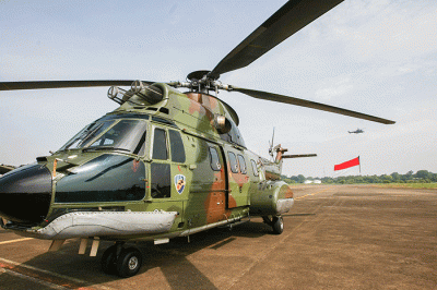 Sejumlah Pesawat Jupiter Aerobatic TNI AU membentuk formasi saat persiapan Hari Ulang Tahun TNI ke-77 di Halim Perdanakusuma, Jakarta, Senin (3/10/2022).