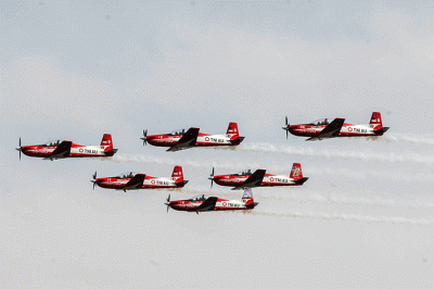 Sejumlah Pesawat Jupiter Aerobatic TNI AU membentuk formasi saat persiapan Hari Ulang Tahun TNI ke-77 di Halim Perdanakusuma, Jakarta, Senin (3/10/2022).