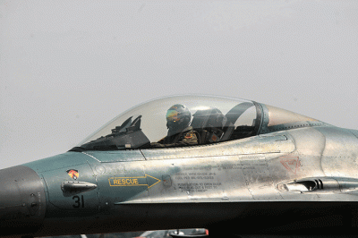 Sejumlah Pesawat Jupiter Aerobatic TNI AU membentuk formasi saat persiapan Hari Ulang Tahun TNI ke-77 di Halim Perdanakusuma, Jakarta, Senin (3/10/2022).