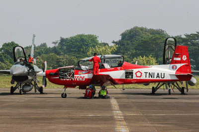 Sejumlah Pesawat Jupiter Aerobatic TNI AU membentuk formasi saat persiapan Hari Ulang Tahun TNI ke-77 di Halim Perdanakusuma, Jakarta, Senin (3/10/2022).
