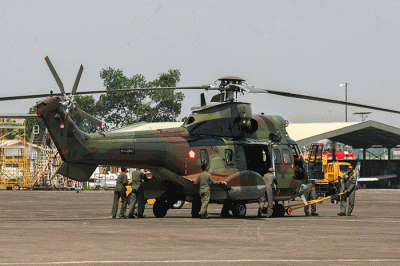 Sejumlah Pesawat Jupiter Aerobatic TNI AU membentuk formasi saat persiapan Hari Ulang Tahun TNI ke-77 di Halim Perdanakusuma, Jakarta, Senin (3/10/2022).