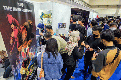 Pengunjung memadati booth MNC Portal dan Animation di Indonesia Comic Con 2022 di Hall B Jakarta Convention Center, Minggu (2/10/2022).