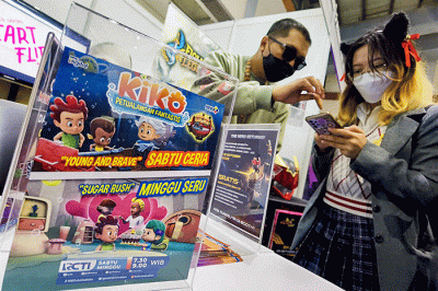 Pengunjung memadati booth MNC Portal dan Animation di Indonesia Comic Con 2022 di Hall B Jakarta Convention Center, Minggu (2/10/2022).