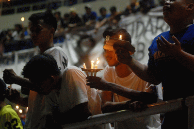 Ribuan suporter PSIS Semarang menggelar doa bersama dan menyalakan 1.000 lilin untuk para korban tragedi Kanjuruhan Malang.