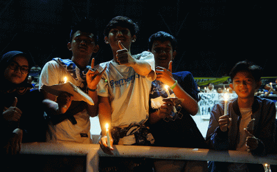 Ribuan suporter PSIS Semarang menggelar doa bersama dan menyalakan 1.000 lilin untuk para korban tragedi Kanjuruhan Malang.