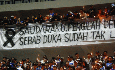 Ribuan suporter PSIS Semarang menggelar doa bersama dan menyalakan 1.000 lilin untuk para korban tragedi Kanjuruhan Malang.