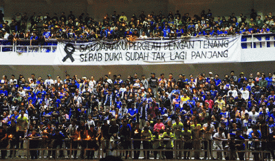 Ribuan suporter PSIS Semarang menggelar doa bersama dan menyalakan 1.000 lilin untuk para korban tragedi Kanjuruhan Malang.