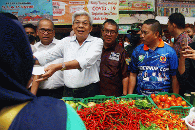 Operasi pasar beras di Pasar Lemabang Palembang, Minggu (2/10/2022).