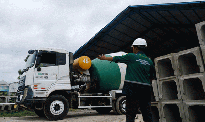 Pekerja tengah mengawasi aktivitas pengisian di depo Kalla Beton, Makassar.