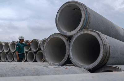 Pekerja tengah mengawasi aktivitas pengisian di depo Kalla Beton, Makassar.