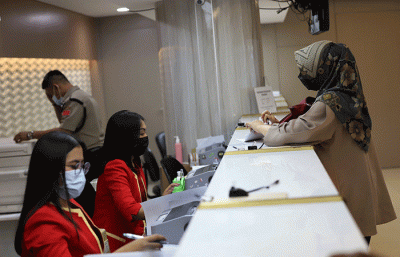 Petugas menunjukan uang pecahan dolar dan rupiah di Jakarta, Senin (3/10/2022).