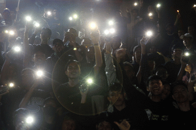 Kelompok suporter Sriwijaya FC bersama anggota kepolisian, dan pengurus SFC melakukan aksi doa solidaritas untuk Aremania dan korban tragedi Stadion Kanjuruhan.