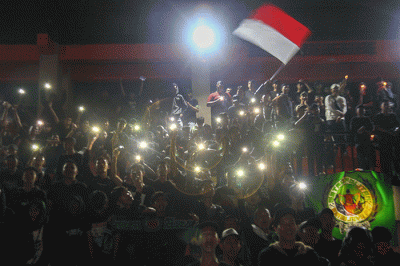 Kelompok suporter Sriwijaya FC bersama anggota kepolisian, dan pengurus SFC melakukan aksi doa solidaritas untuk Aremania dan korban tragedi Stadion Kanjuruhan.