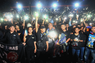 Kelompok suporter Sriwijaya FC bersama anggota kepolisian, dan pengurus SFC melakukan aksi doa solidaritas untuk Aremania dan korban tragedi Stadion Kanjuruhan.