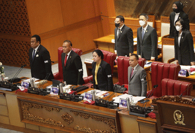 Sejumlah anggota dewan mengheningkan cipta sebelum memulai rapat Paripurna DPR ke-8 Masa Persidangan I Tahun Sidang 2022-2023 di Kompleks Parlemen, Senayan.