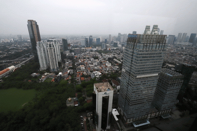 Gedung bertingkat terlihat dari ketinggian di kawasan Jakarta Pusat, Senin (3/10/2022).