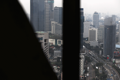 Gedung bertingkat terlihat dari ketinggian di kawasan Jakarta Pusat, Senin (3/10/2022).
