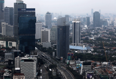 Gedung bertingkat terlihat dari ketinggian di kawasan Jakarta Pusat, Senin (3/10/2022).